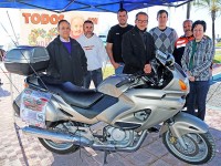 El Puerto de Benalmádena hace entrega de la recaudación del sorteo de una moto a la familia de Idaira