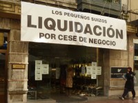 Cartel de liquidación en un establecimiento comercial / Flickr: Nacho