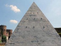 Restauran la pirámide Cestia de Roma