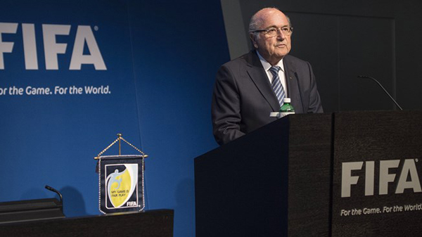 Blatter es reelegido y dimite a los 4 días