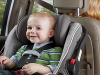 Conoce la nueva normativa para viajar seguro con niños en el coche