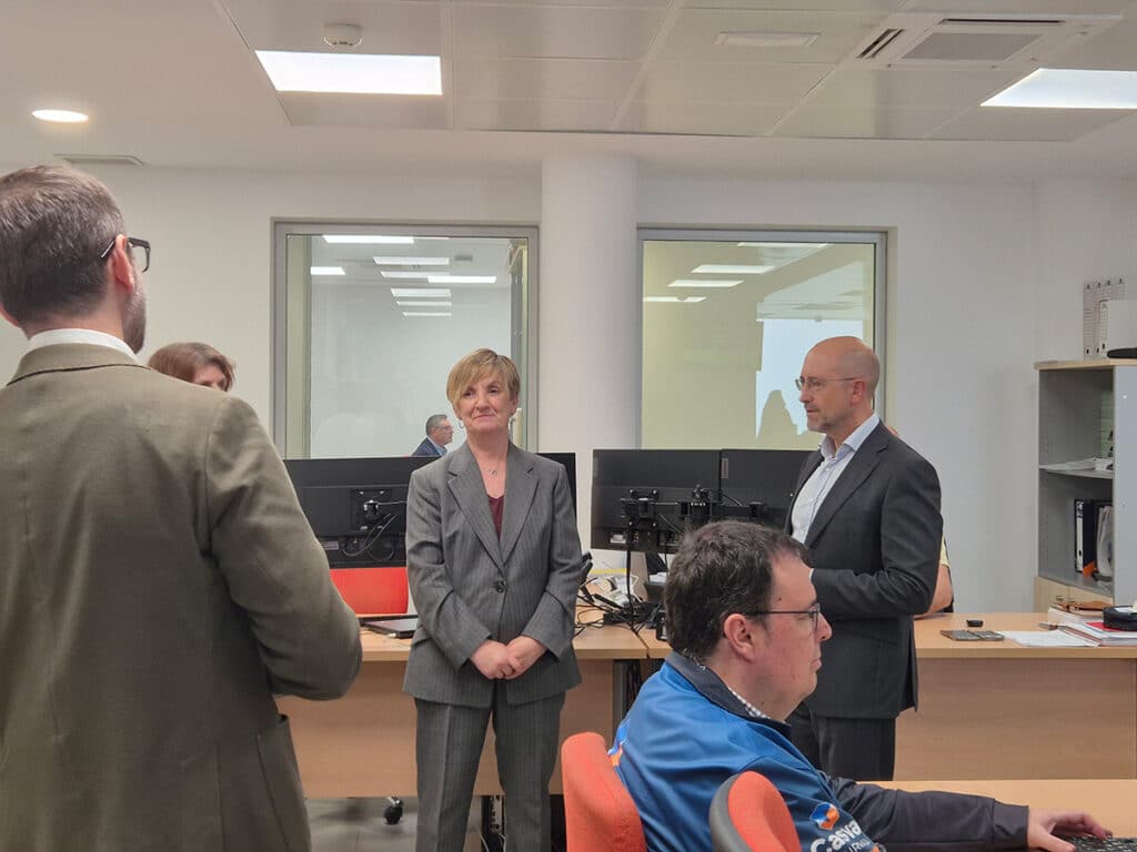 Visita de la consellera Marián Cano a Simetría Grupo para comprobar el avance de LIGHT2T